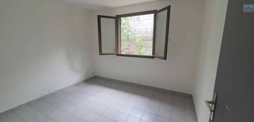 A louer une villa de 59.29m2 avec jardin situé proche centre ville de Saint Benoit