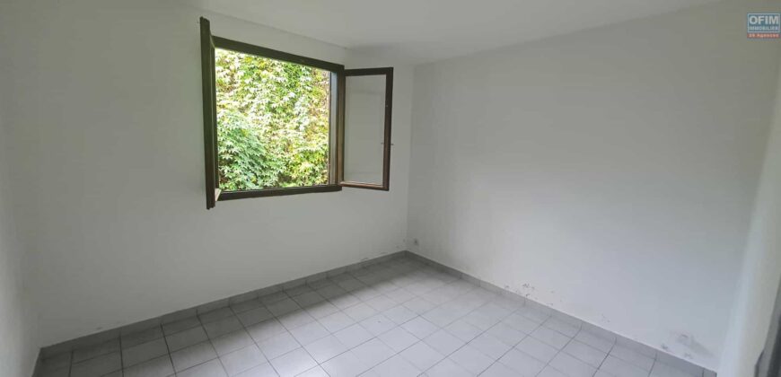 A louer une villa de 59.29m2 avec jardin situé proche centre ville de Saint Benoit