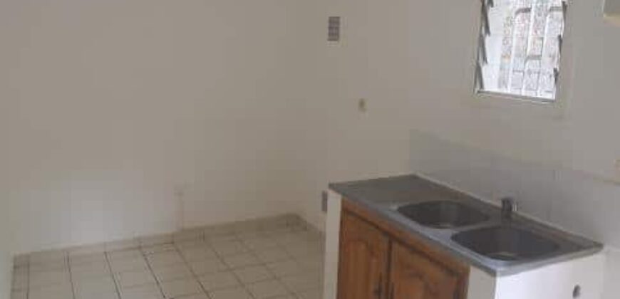 A louer une villa de 59.29m2 avec jardin situé proche centre ville de Saint Benoit