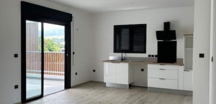 A louer un bel appartement neuf de 71.85 m2 située à l’entrée de La Rivière Saint Louis proche de toutes les commodités