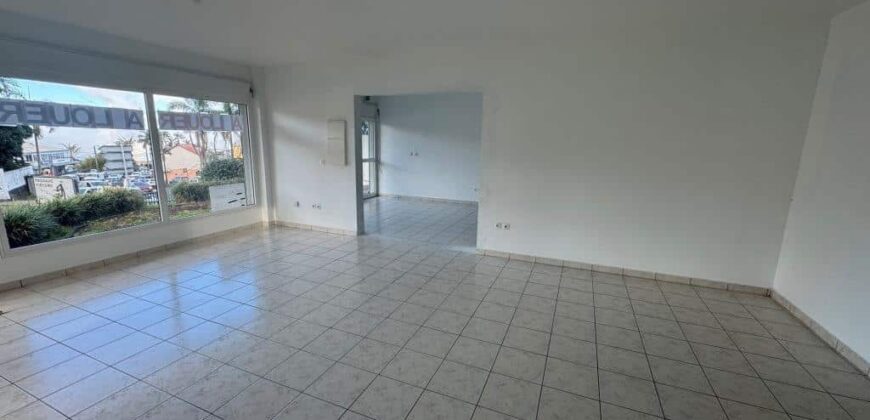 A louer un local commercial ou professionnel de 83 m2 situé dans un quartier dynamique au Tampon 14 ème