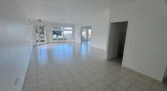 A louer un local commercial ou professionnel de 83 m2 situé dans un quartier dynamique au Tampon 14 ème