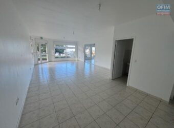 A louer un local commercial ou professionnel de 83 m2 situé dans un quartier dynamique au Tampon 14 ème