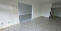 A louer un local commercial ou professionnel de 83 m2 situé dans un quartier dynamique au Tampon 14 ème
