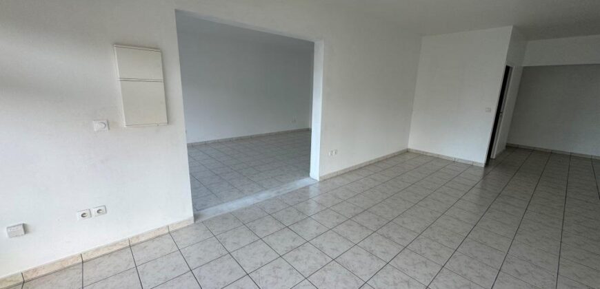 A louer un local commercial ou professionnel de 83 m2 situé dans un quartier dynamique au Tampon 14 ème