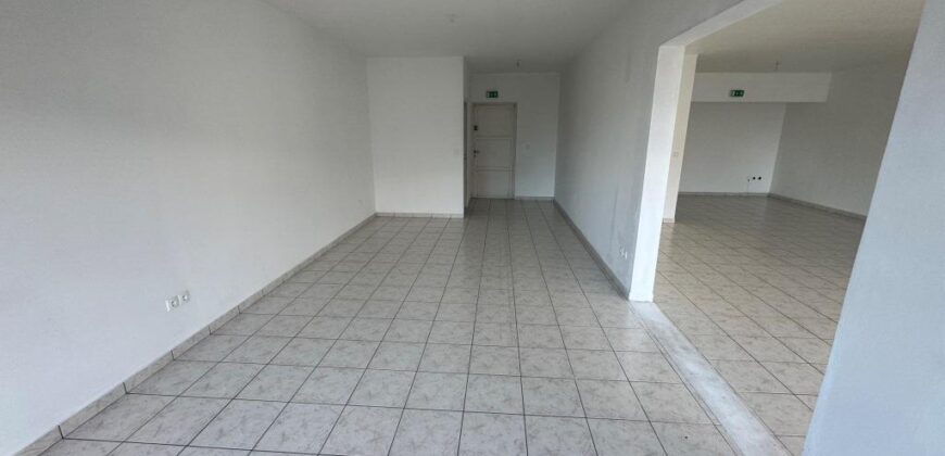 A louer un local commercial ou professionnel de 83 m2 situé dans un quartier dynamique au Tampon 14 ème