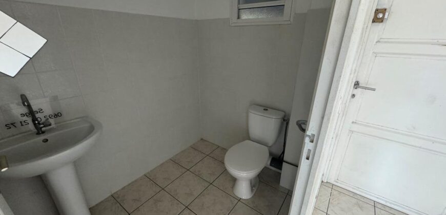 A louer un local commercial ou professionnel de 83 m2 situé dans un quartier dynamique au Tampon 14 ème