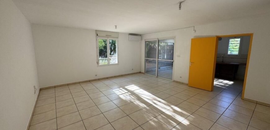 En vente un charmant appartement T2 d’environ 64 m2 situé au Tampon proche du centre-ville