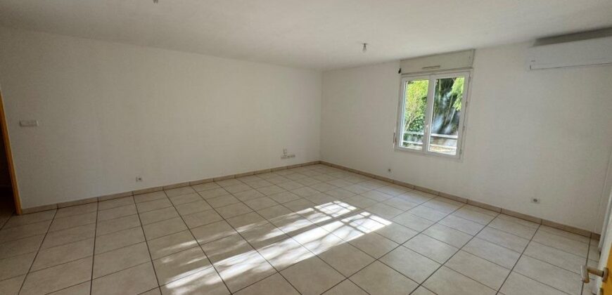 En vente un charmant appartement T2 d’environ 64 m2 situé au Tampon proche du centre-ville