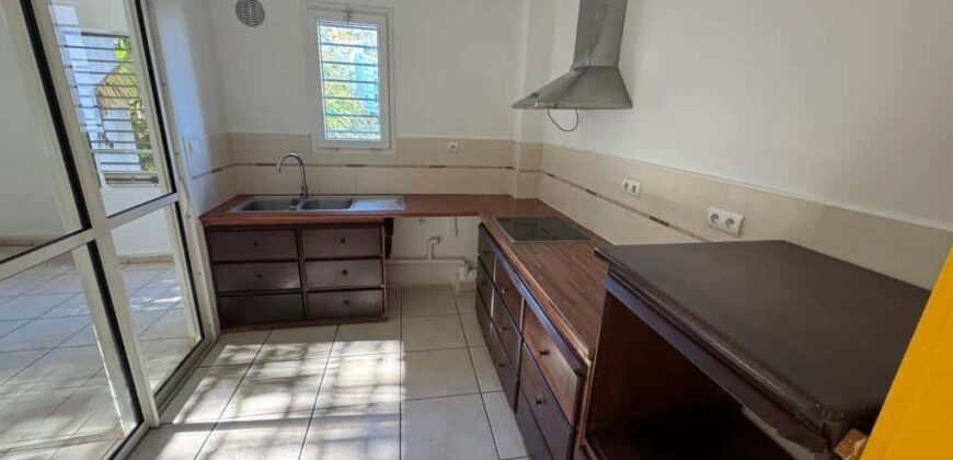 En vente un charmant appartement T2 d’environ 64 m2 situé au Tampon proche du centre-ville