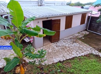 A louer une villa T3 avec jardin et garage située dans le secteur du Baril à Saint Philippe