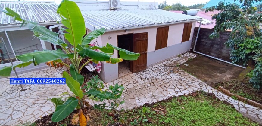A louer une villa T3 avec jardin et garage située dans le secteur du Baril à Saint Philippe