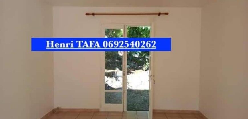 A louer une villa de type F4 de 72.63 m2 avec jardin située dans le secteur des Jacques à Saint Joseph
