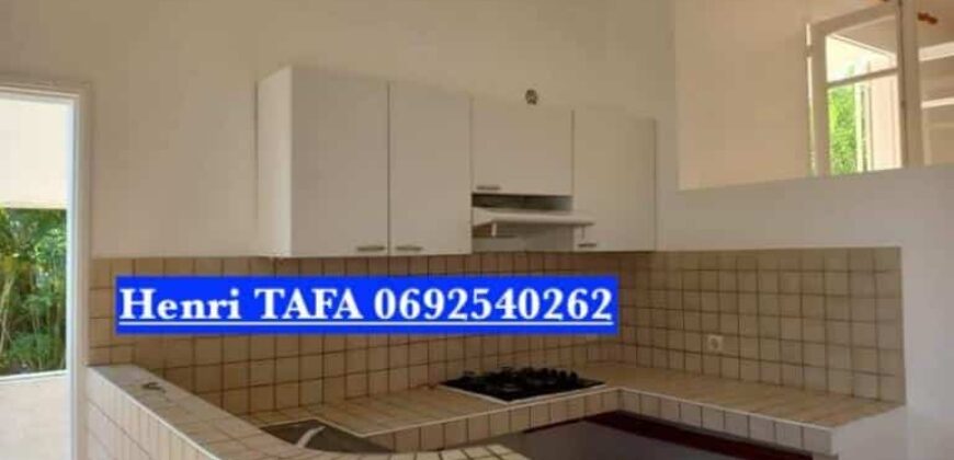 A louer une villa de type F4 de 72.63 m2 avec jardin située dans le secteur des Jacques à Saint Joseph