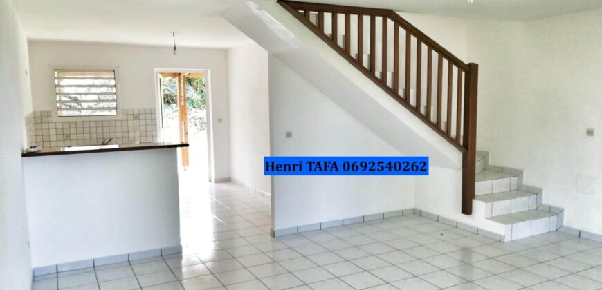 Location d’une villa jumelée de 73.64 m2 située dans un cadre calme proche de toutes commodités à SAINT JOSEPH