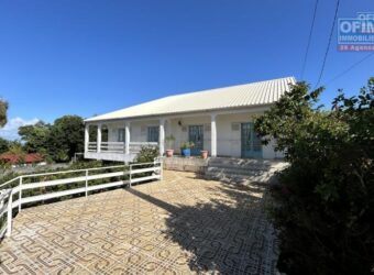Vente d’une spacieuse villa F4 avec sous-sol sur un terrain arboré de 800m2 située dans le secteur résidentiel du Ruisseau à La Rivière Saint-Louis.
