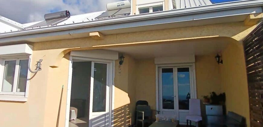 A louer une villa à étage de type F4 avec cour située à Bellemène Saint-Paul.