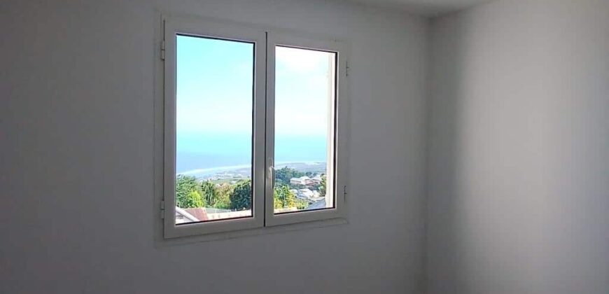 A louer un appartement de type T3 offrant une vue imprenable sur l’océan, situé à Trois Bassins