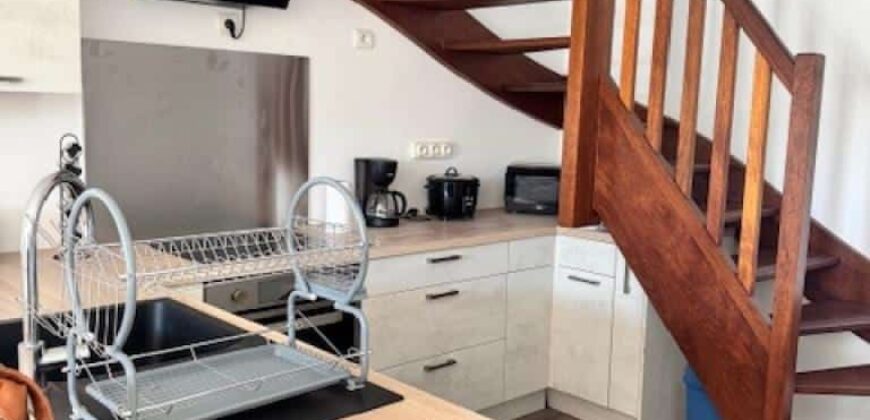 A louer un beau duplex meublé de type F4 avec piscine dans une résidence à Sainte-Clotilde-La Bretagne