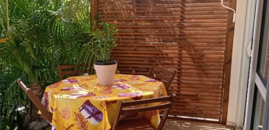 A louer un charmant appartement meublé de 51m2 situé dans une zone résidentielle de Saint Leu