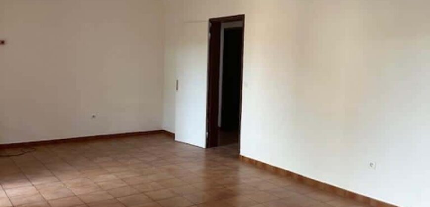 A louer une grande villa F6 pour activité professionnelle à deux pas des commerces à Saint-Louis