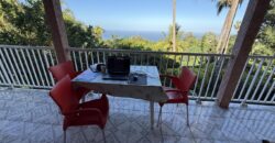 À vendre villa R+1 avec deux logements indépendants et vue panoramique située à l’entrée sud des Avirons