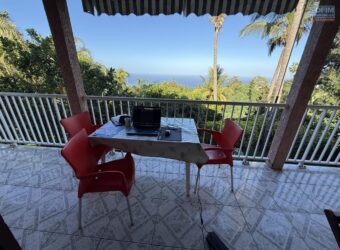 À vendre villa R+1 avec deux logements indépendants et vue panoramique située à l’entrée sud des Avirons