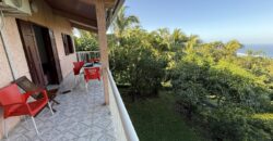 À vendre villa R+1 avec deux logements indépendants et vue panoramique située à l’entrée sud des Avirons