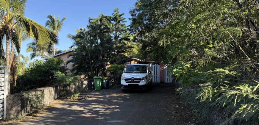 À vendre villa R+1 avec deux logements indépendants et vue panoramique située à l’entrée sud des Avirons