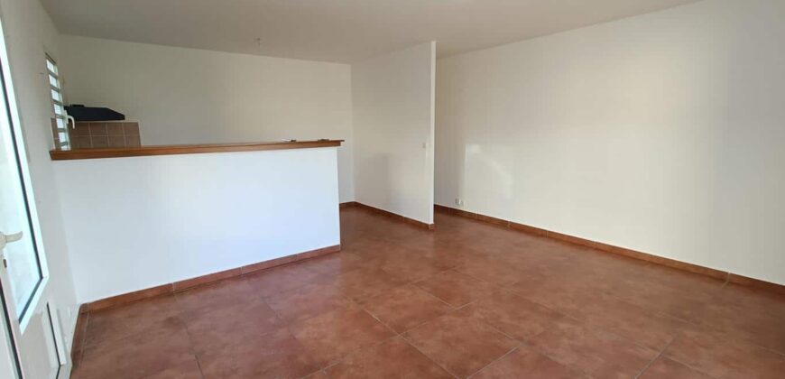 A vendre un appartement T3 de 71m2 avec varangue à proximité des commerces à Saint Benoit