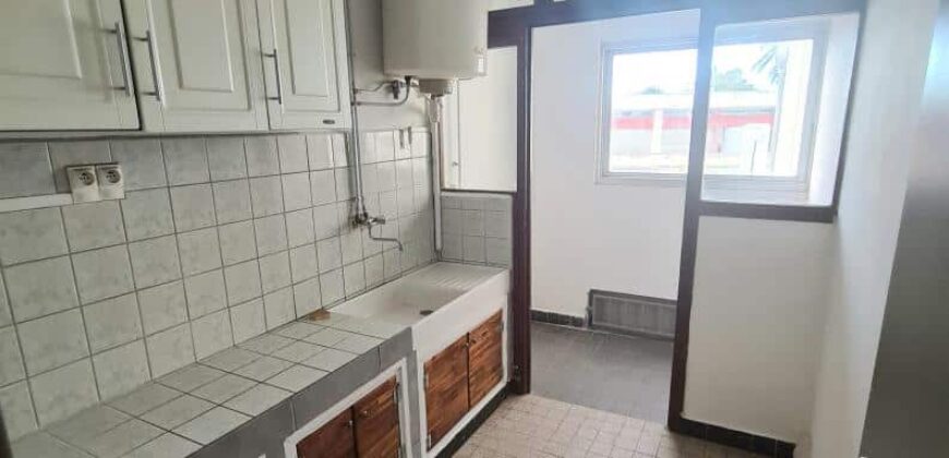 Location d’un agréable T2 de 76 m2 situé dans une petite résidence en plein centre-ville de Saint Benoit