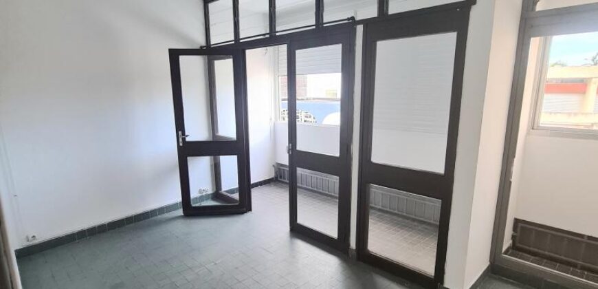 Location d’un agréable T2 de 76 m2 situé dans une petite résidence en plein centre-ville de Saint Benoit