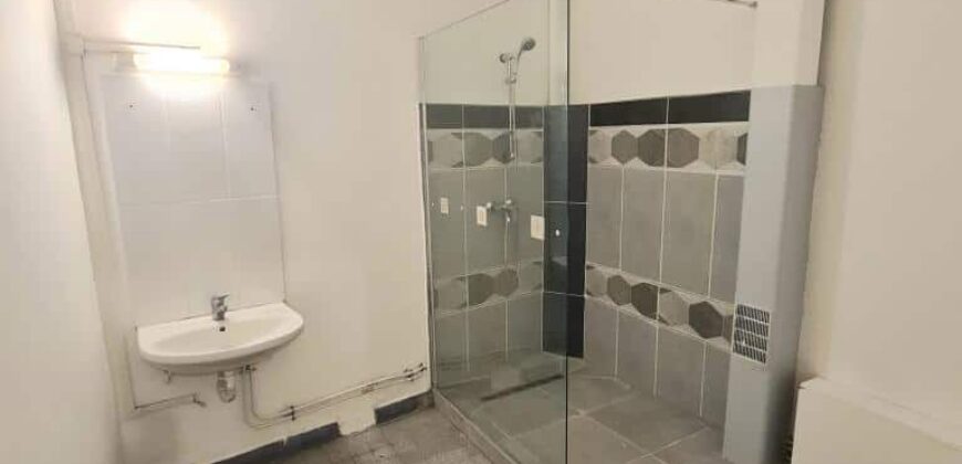 Location d’un agréable T2 de 76 m2 situé dans une petite résidence en plein centre-ville de Saint Benoit