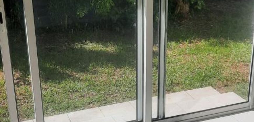 À louer une charmante villa T3 de 57 m2 située dans une petite résidence calme proche du centre-ville de Bras Panon