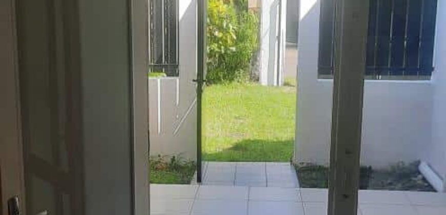 À louer une charmante villa T3 de 57 m2 située dans une petite résidence calme proche du centre-ville de Bras Panon