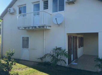 À louer une charmante villa T4 de 84.50 située à l’entrée du chemin Boissy proche du centre-ville de Saint Pierre