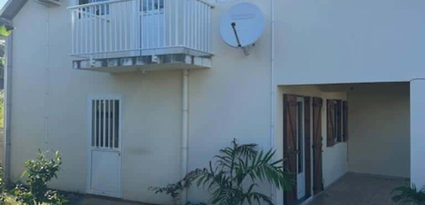 À louer une charmante villa T4 de 84.50 située à l’entrée du chemin Boissy proche du centre-ville de Saint Pierre