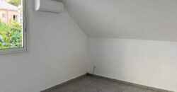 À louer une charmante villa T4 de 84.50 située à l’entrée du chemin Boissy proche du centre-ville de Saint Pierre