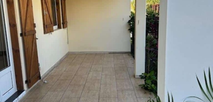 À louer une charmante villa T4 de 84.50 située à l’entrée du chemin Boissy proche du centre-ville de Saint Pierre