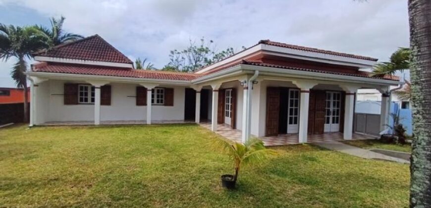 A vendre une agréable villa de plain-pied sur un beau terrain paysagé proche de la plage à Saint-André