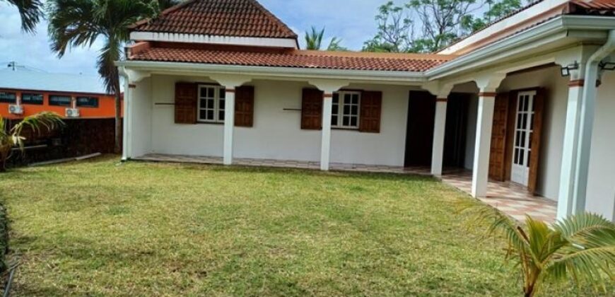 A vendre une agréable villa de plain-pied sur un beau terrain paysagé proche de la plage à Saint-André