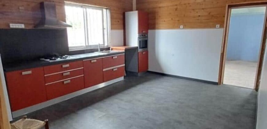 A vendre une agréable villa de plain-pied sur un beau terrain paysagé proche de la plage à Saint-André