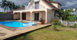 Location d’une charmante villa de 136.11m2 avec piscine située dans un environnement verdoyant à Saint-Gilles les Hauts