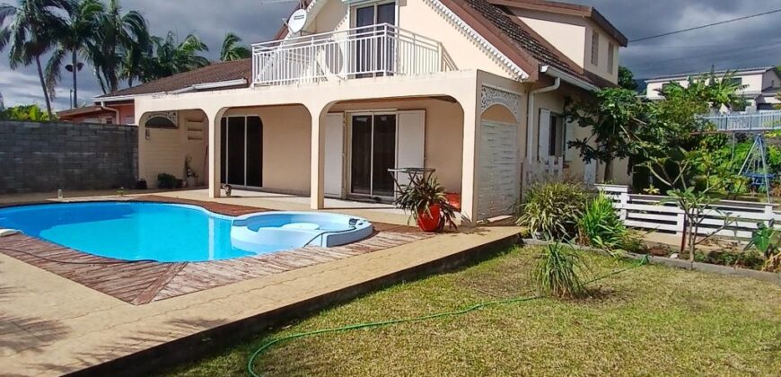 Location d’une charmante villa de 136.11m2 avec piscine située dans un environnement verdoyant à Saint-Gilles les Hauts