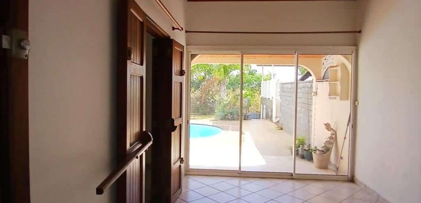 Location d’une charmante villa de 136.11m2 avec piscine située dans un environnement verdoyant à Saint-Gilles les Hauts