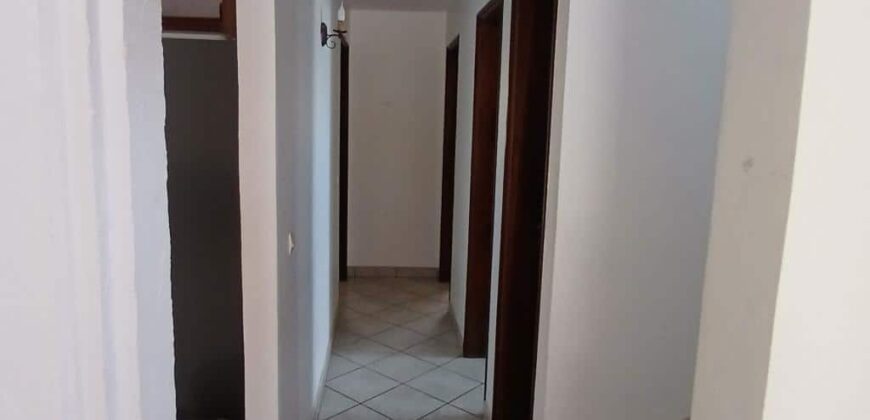 Location d’une charmante villa de 136.11m2 avec piscine située dans un environnement verdoyant à Saint-Gilles les Hauts