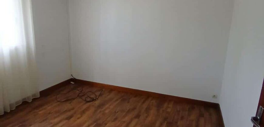Location d’une charmante villa de 136.11m2 avec piscine située dans un environnement verdoyant à Saint-Gilles les Hauts