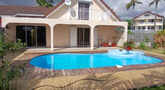 Location d’une charmante villa de 136.11m2 avec piscine située dans un environnement verdoyant à Saint-Gilles les Hauts