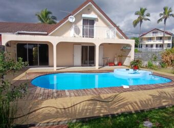 Location d’une charmante villa de 136.11m2 avec piscine située dans un environnement paisible et verdoyant à Saint-Gilles les Hauts