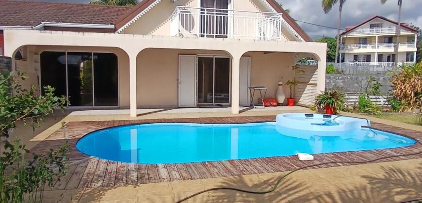 Location d’une charmante villa de 136.11m2 avec piscine située dans un environnement verdoyant à Saint-Gilles les Hauts